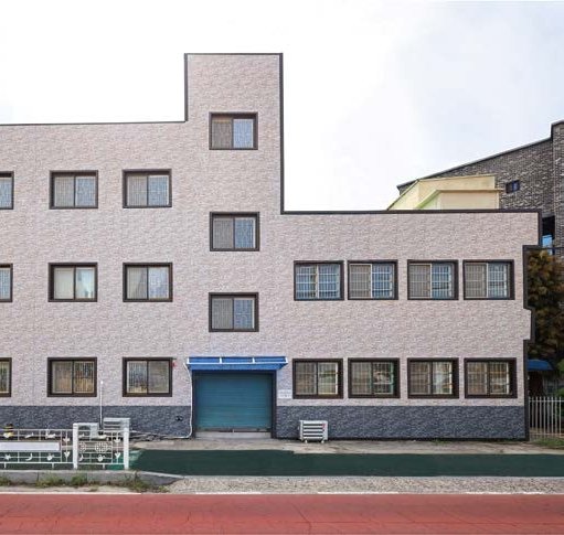 앤틱브릭 빈티지 베이지(NTB-11VB) + 아래 빈티지 그레이(NTB-11VG) · 3층 건물 정면 적용 예시