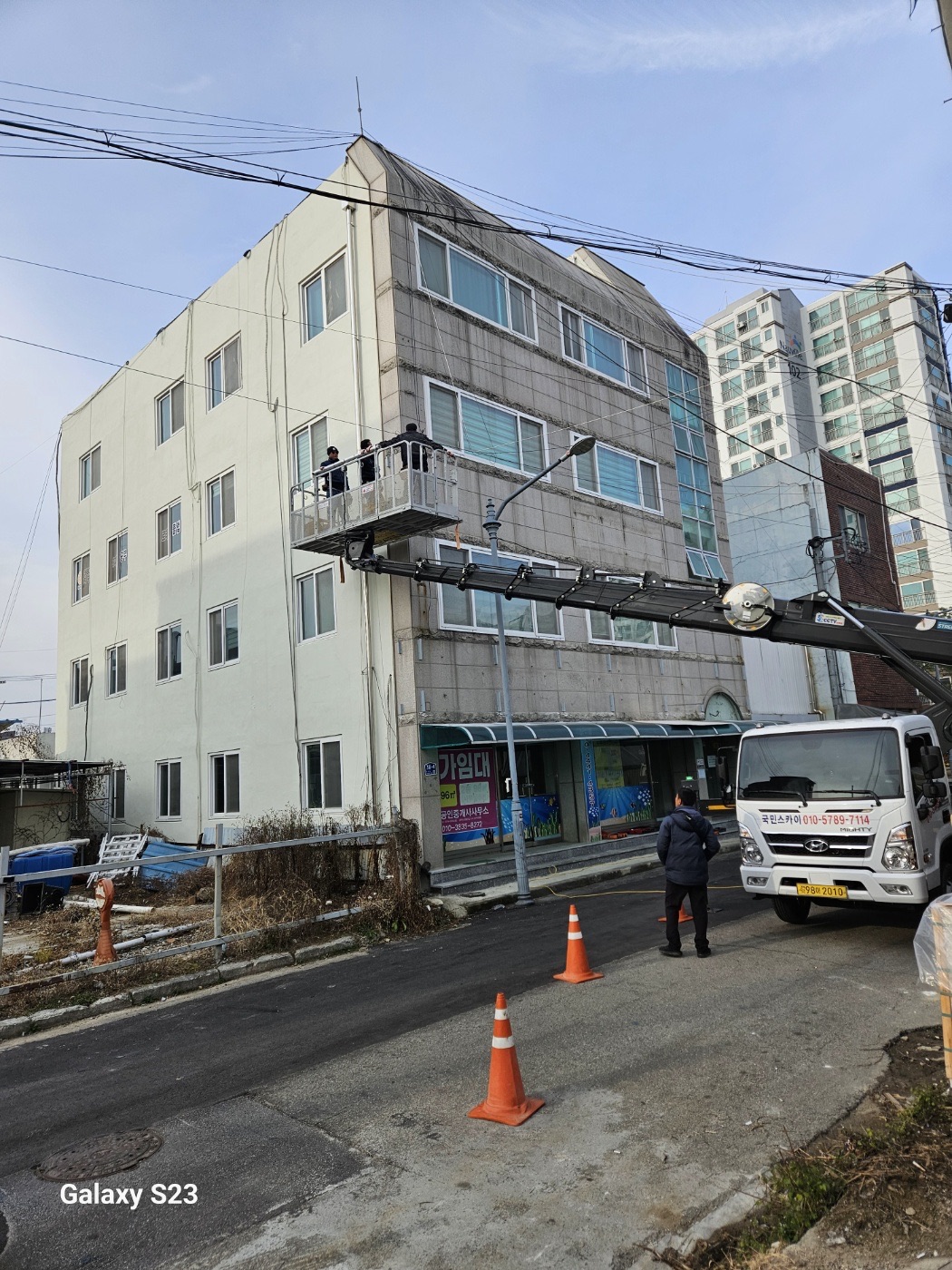 노후화된 건물 리모델링공사 현장 사진 1
