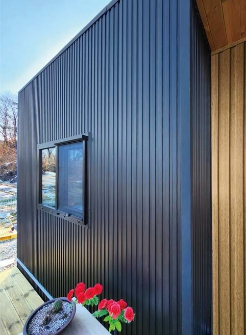 스팬드럴 블랙(SPD-04BK) + 처마 내츄럴(SPD-04NT) · 세로로 붙인 모서리 적용 예시